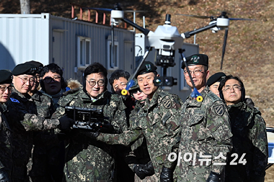   108기계화 보병대대 찾아 드론 조종체험하는 우원식 의장