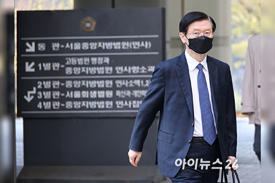   '윤석열 체포방해' 박종준 전 경호처장 첫 공판 출석