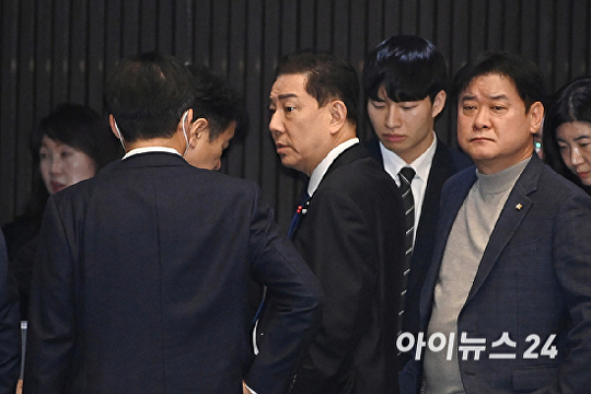   분주한 민주당 지도부