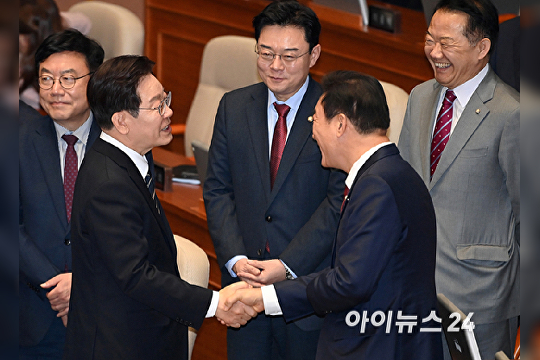   추경 시정연설 마치고 국민의힘 의원들과 악수하는 이재명 대통령