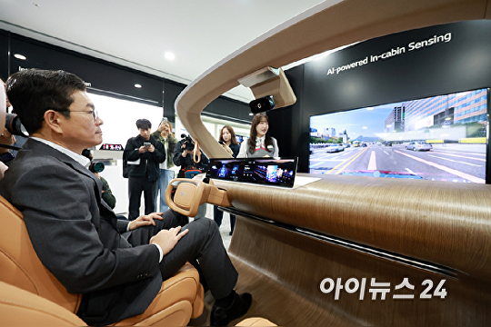   첨단 운전자 모니터링 시스템 체험하는 정원오 서울시장 후보