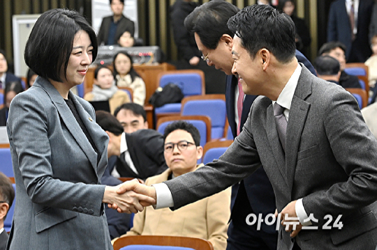   악수하는 배현진-장동혁