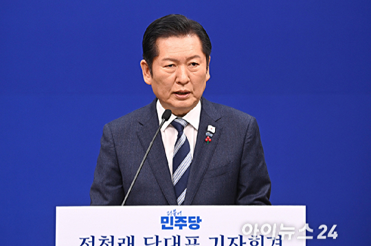   취임 첫 기자회견하는 정청래 당대표