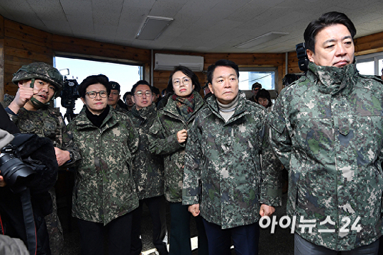   국방위 소속 위원들 12사단 향로봉 방문