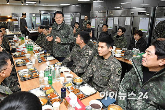  향로봉경계작전중대 장병들 격려하는 성일종 국방위원장