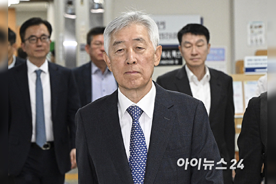   법정 향하는 최지성 전 삼성전자 미래전략실장