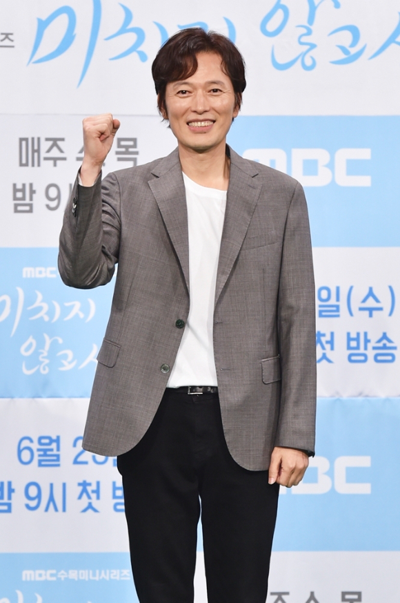 23일 오후 MBC 새 수목드라마 '미치지 않고서야' 제작발표회에 정재영이 참석했다.