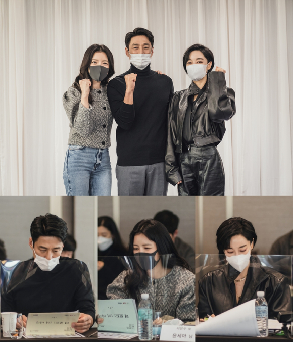 배우 지진희, 윤세아, 김혜은이 출연하는 '더 로드: 1의 비극' 대본리딩 현장이 공개됐다. [사진=tvN]