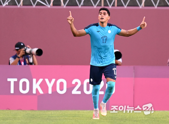 온두라스 팔머가 25일 오후 일본 이바라키 가시마 스타디움에서 진행된 '2020 도쿄올림픽' 남자축구 조별리그 B조 2차전 뉴질랜드와 온두라스의 경기에서 동점골을 넣은 후 기뻐하고 있다.
