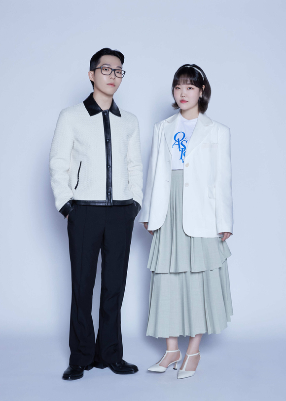 AKMU(악뮤)가 26일 오후 컬래버레이션 앨범 'NEXT EPISODE' 발매 기념 기자간담회를 열고 새 앨범을 소개했다. [사진=YG엔터테인먼트 ]