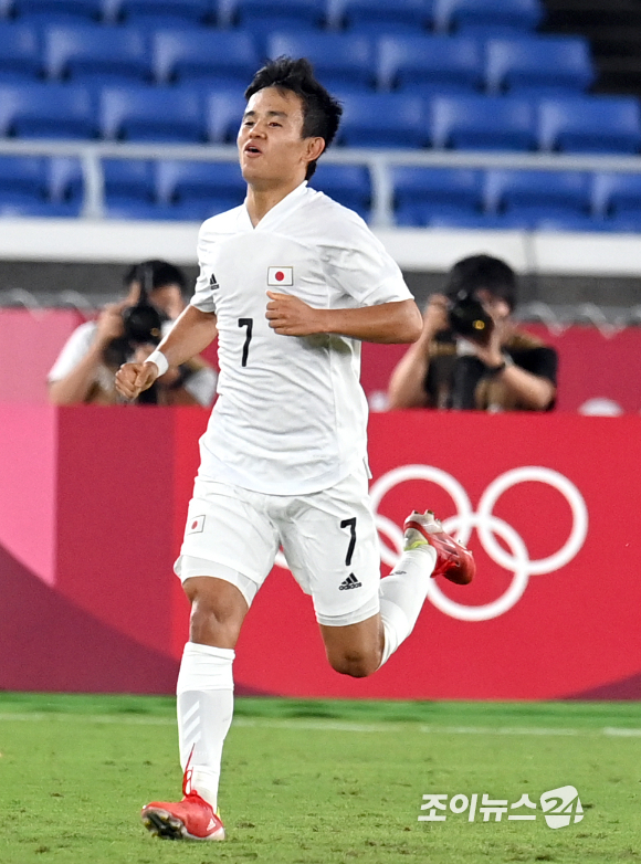 일본 쿠보가  28일 오후 일본 요코하마 국제 종합경기장에서 진행된 '2020 도쿄올림픽' 남자축구 조별리그 A조 3차전 일본과 프랑스의 경기에서 골을 기록한 후 기뻐하고 있다.
