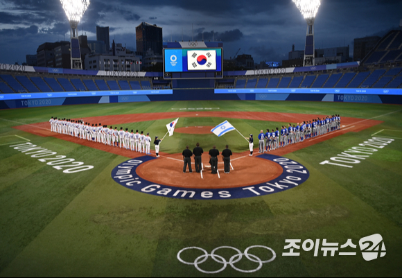 2020 도쿄올림픽 야구 B조 조별리그 대한민국 대 이스라엘 경기가 29일 일본 요코하마 스타디움에서 펼쳐졌다. 야구대표팀이 국민의례를 하고 있다.