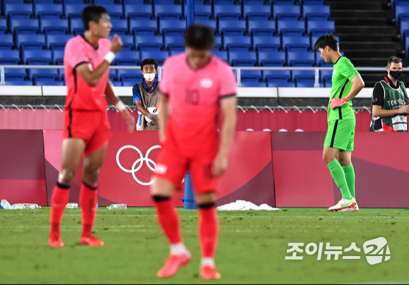 한국 송범근이 31일 오후 일본 요코하마 국제 종합경기장에서 진행된 '2020 도쿄올림픽' 남자축구 8강전 대한민국과 멕시코의 경기에서 대량실점을 한 후 아쉬워하고 있다.