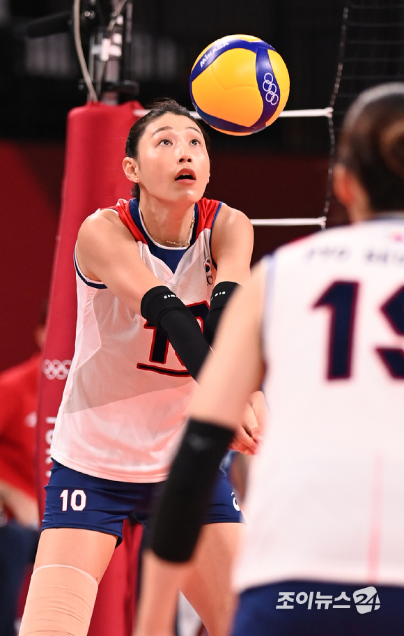 한국 김연경이 2일 일본 도쿄 아리아케 아레나에서 열린 '2020 도쿄올림픽' 여자배구 예선 A조 세르비아와 대한민국의 경기에서 리시브를 하고 있다.