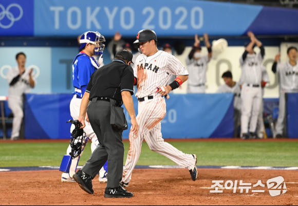 2020 도쿄올림픽 야구 준결승 대한민국 대 일본의 경기가 4일 일본 요코하마 스타디움에서 펼쳐졌다. 일본 무라카미가 3회말 1사 2,3루 사카모토의 1타점 희생 플라이 때 선취 득점을 올리고 있다.
