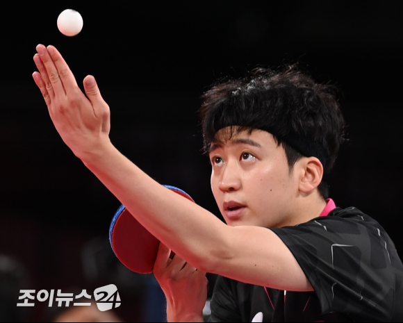 2020 도쿄올림픽 탁구 남자 단체전 한국과 일본의 동메달 결정전이 6일 오전 일본 도쿄체육관에서 열렸다. 한국 정영식이 단식 경기에 임하고 있다.