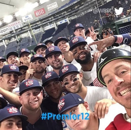 미국 야구대표팀이 15일 일본 도쿄돔에서 열린 2019 WBSC 프리미어12 슈퍼라운드 4차전 대만전 승리 직후 기념촬영을 하고 있다 [사진=프리미어12 공식 트위터 갈무리]
