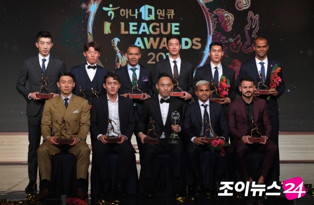 하나원큐 K리그 2019 대상 시상식에서 각 부문별 수상자들이 기념 촬영을 하고 있다.  [사진=조성우기자]