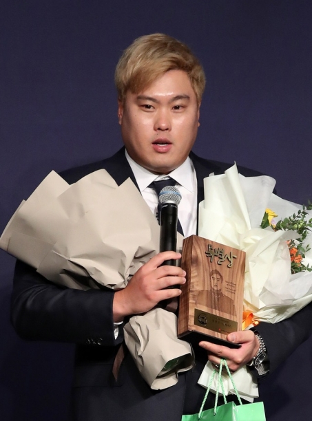 류현진(32)이 4일 열린 2019 조아제약 프로야구대상 시상식에서 특별상을 수상한 뒤 소감을 말하고 있다. [사진=뉴시스]