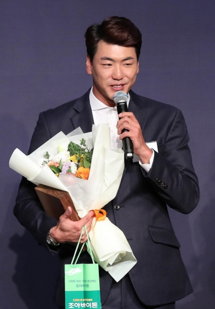 SK 와이번스 투수 김광현이 4일 열린 2019 조아제약 프로야구대상 시상식에서 최고투수상을 수상했다. [사진=뉴시스]