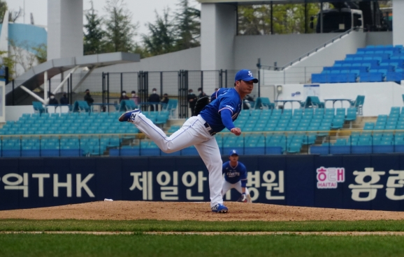 삼성 라이온즈 투수 오승환이 11일 대구 삼성 라이온즈 파크에서 열린 팀 자체 청백전에 등판해 투구하고 있다. [사진=삼성 라이온즈]