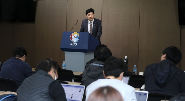 류대환 KBO 사무총장이 21일 KBO 이사회 종료 후 기자브리핑에서 질문에 답하고 있다. [사진=뉴시스]