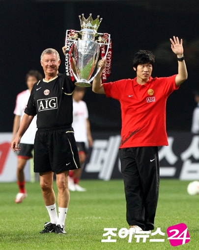 지난 2007년 FC 서울과의 방한 경기를 위해 한국을 찾았던 박지성(오른쪽)과 알렉스 퍼거슨 전 맨체스터 유나이티드 감독 [사진=조이뉴스24 포토DB]