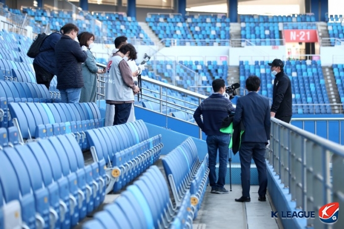  한국프로축구연맹은 1일 코로나19 대응 매뉴얼 제2판을 K리그 1, 2부리그 소속 구단에 배포했다. [사진=프로축구연맹]