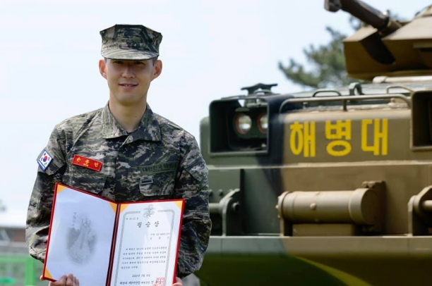 손흥민(28, 토트넘 홋스퍼)이 지난 8일 제주 서귀포 해병대 제9여단 훈련소 퇴소식에서 '필승상'을 받은 뒤 기념촬영을 하고 있다. [사진=해병대 페이스북 계정]