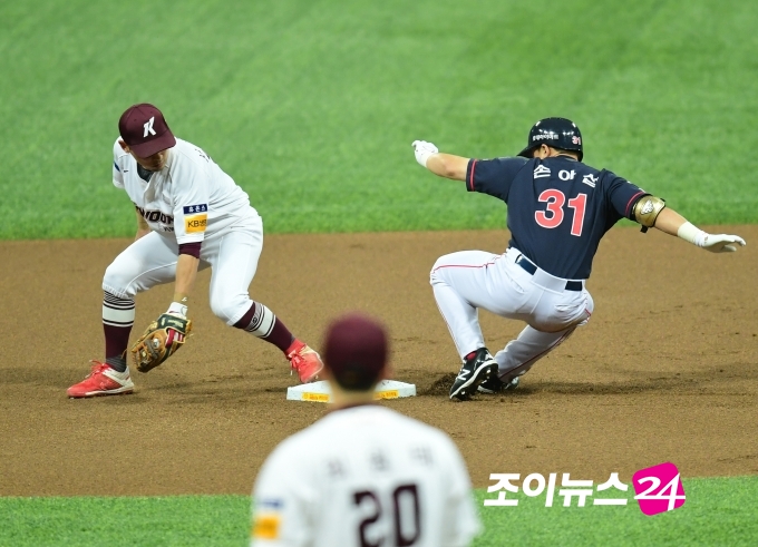 17일 오후 서울 고척스카이돔에서 열린 2020 KBO리그 롯데 자이언츠 대 키움 히어로즈의 경기에서 롯데 손아섭이 1회초 1사에 2루타를 친 후 출루하고 있다.