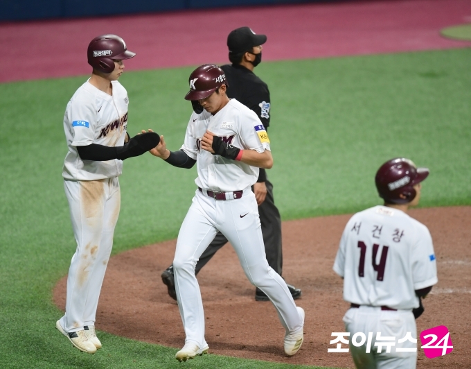 30일 오후 서울 고척스카이돔에서 열린 2020 KBO리그 두산 베어스 대 키움 히어로즈의 경기에서 7회말 1사 만루, 키움 박동원의 3타점 2루타에 주자 김혜성, 이정후, 서건창이 득점을 올리고 기쁨을 나누고 있다. [사진=정소희 기자]