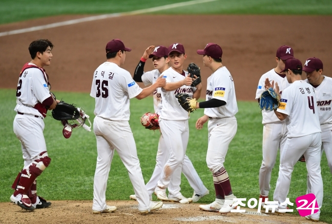 30일 오후 서울 고척스카이돔에서 열린 2020 KBO리그 두산 베어스 대 키움 히어로즈의 경기에서 11-2로 키움이 승리한 가운데 선수들이 기쁨을 나누고 있다. [사진=정소희 기자]