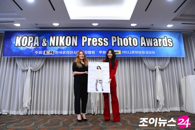 한국온라인사진기자협회(Korea Online Press Photographers Association, 이하 코파(KOPA), 회장 변성현)가 주최하고 니콘이미징코리아(대표이사 정해환)가 후원하는 '2020 코파 & 니콘 프레스 포토 어워즈(KOPA & NIKON Press Photo Awards)'가6일 오전 서울 청담동 리베라 호텔에서 열렸다. 올해의 포토제닉으로 선정된 배우 한예슬이 올해의 포토제닉을 수상하고 있다. [한국온라인사진기자협회]