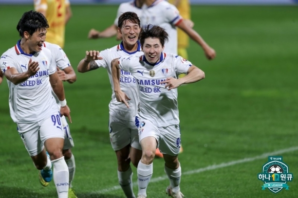 수원 삼성 박상혁(오른쪽 첫 번째)이 25일 광주 FC와의 경기에서 득점 후 동료들과 세리머니를 하고 있다. [사진=한국프로축구연맹]
