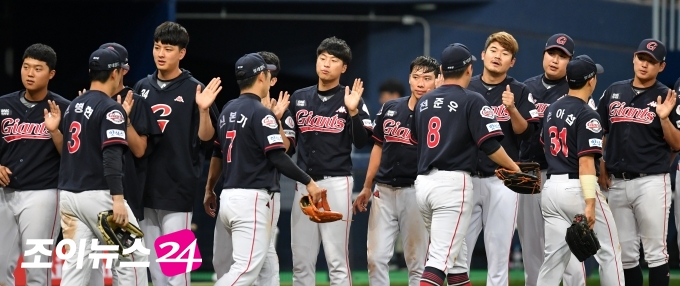 롯데 자이언츠가 20일 잠실구장에서 열린 두산 베어스와 원정 경기에서 6-5로 재역전승을 거뒀다. [사진=조성우 기자]