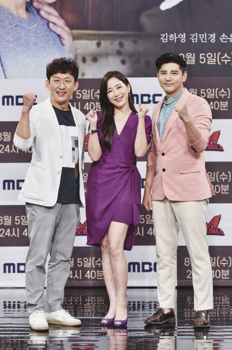 배우 손윤상-김하영-박재현이 4일 오후 온라인으로 진행된 MBC 디지털예능 '돈플릭스2'의 영화 프로젝트 '끈' 제작발표회에 참석해 포즈를 취하고 있다. [사진 제공=MBC]