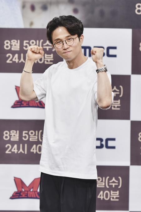 영화감독으로 변신한 개그맨 박성광이 4일 오후 온라인으로 진행된 MBC 디지털예능 '돈플릭스2'의 영화 프로젝트 '끈' 제작발표회에 참석해 포즈를 취하고 있다. [사진 제공=MBC]