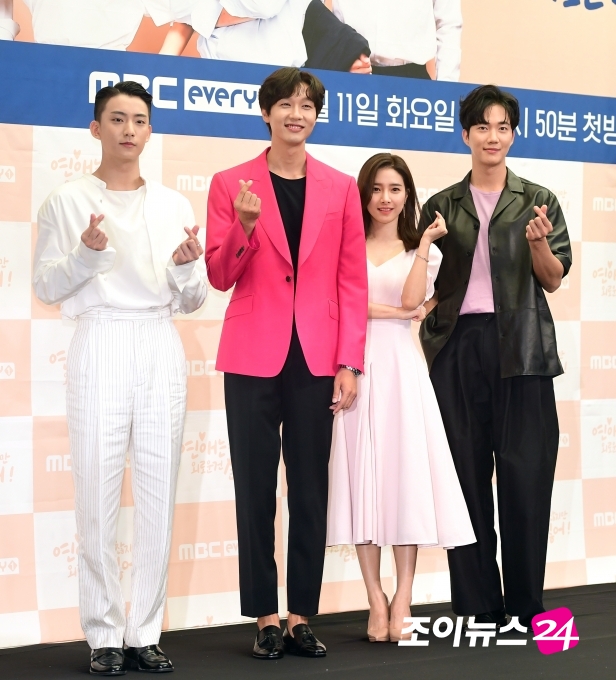 공찬-지현우-김소은-박건일이 11일 오후 서울 마포구 상암동 스탠포드호텔에서 열린 MBC에브리원 드라마 '연애는 귀찮지만 외로운 건 싫어!' 제작발표회에 참석해 포즈를 취하고 있다.