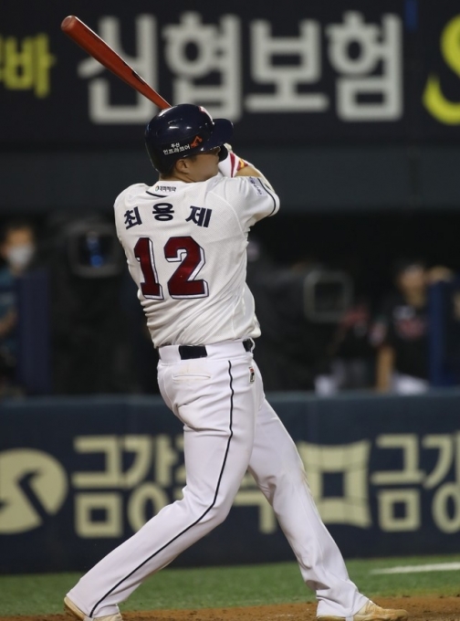 두산 베어스가 21일 잠실구장에서 열린 롯데 자이언츠와 홈 경기에서 9회말 2사 만루 상황에서 나온 최용제의 끝내기 안타로 1-0으로 이겼다.  [사진=뉴시스]