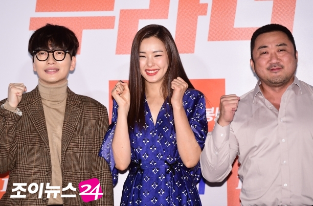 2017년 10월 영화 '부라더' 언론시사회에 참석했던 (왼쪽부터) 배우 이동휘, 이하늬, 마동석 [사진=정소희기자]