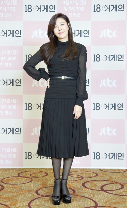 배우 김하늘이 21일 온라인으로 진행된 JTBC는 새 월화드라마 '18어게인' 제작발표회에 참석하고 있다. [사진 제공=JTBC]