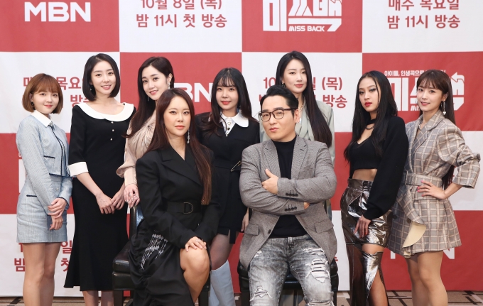 백지영과 윤일상, 가영, 나다, 레이나, 세라, 소연, 소율, 수빈, 유진이 '미쓰백' 제작발표회에 참석해 포즈를 취하고 있다.  [사진= MBN]