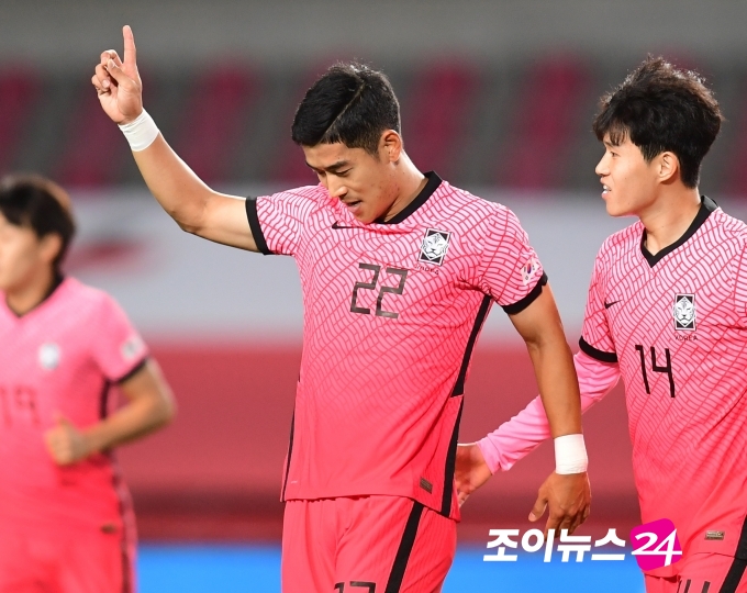 9일 오후 경기도 고양종합운동장에서 열린 2020 하나은행컵 축구 국가대표팀 VS 올림픽대표팀 경기에서 국가대표팀 이주용이 전반 선제골을 넣고 동료들과 기쁨을 나누고 있다. 