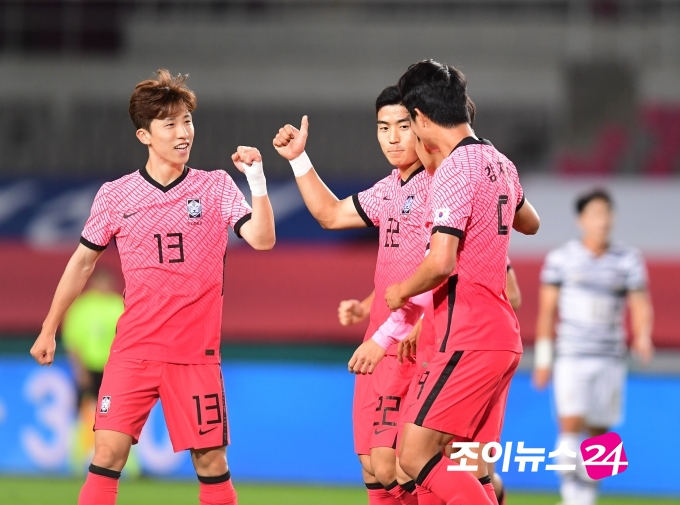 9일 오후 경기도 고양종합운동장에서 열린 2020 하나은행컵 축구 국가대표팀 VS 올림픽대표팀 경기에서 국가대표팀 이주용이 전반 선제골을 넣고 동료들과 기쁨을 나누고 있다. 