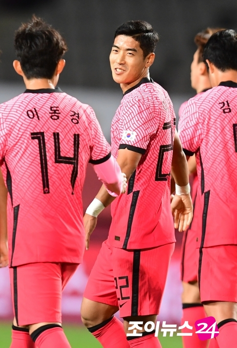 9일 오후 경기도 고양종합운동장에서 열린 2020 하나은행컵 축구 국가대표팀 VS 올림픽대표팀 경기에서 국가대표팀 이주용이 전반 선제골을 넣고 동료들과 기쁨을 나누고 있다. 