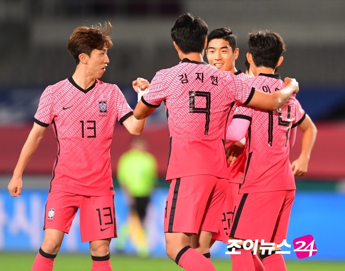 9일 오후 경기도 고양종합운동장에서 열린 2020 하나은행컵 축구 국가대표팀 VS 올림픽대표팀 경기에서 국가대표팀 이주용이 전반 선제골을 넣고 동료들과 기쁨을 나누고 있다. 