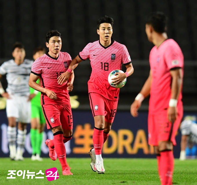 9일 오후 경기도 고양종합운동장에서 열린 2020 하나은행컵 축구 국가대표팀 VS 올림픽대표팀 경기에서 후반 A대표팀 이정협이 동점골을 넣고 기쁨을 나누고 있다. [사진=정소희 기자]