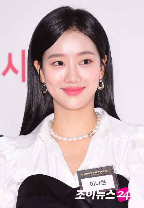 그룹 에이프릴 이나은이 12일 오후 서울 장충동 신라호텔에서 열린 '2020 올해의 브랜드 대상' 시상식에 '올해의 여자연기돌' 수상자로 참석해 포즈를 취하고 있다.