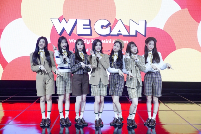 위클리는 13일 오후 미니 2집 'We can' 발매 기념 온라인 미디어 쇼케이스에서 포즈를 취하고 있다. [사진=플레이엠엔터테인먼트 ]