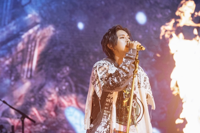 가수 김현중이 랜선 콘서트를 하였다.  [사진 = 헤네치아]